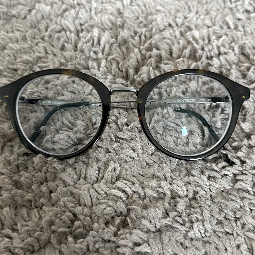 DIOR demo women’s readers